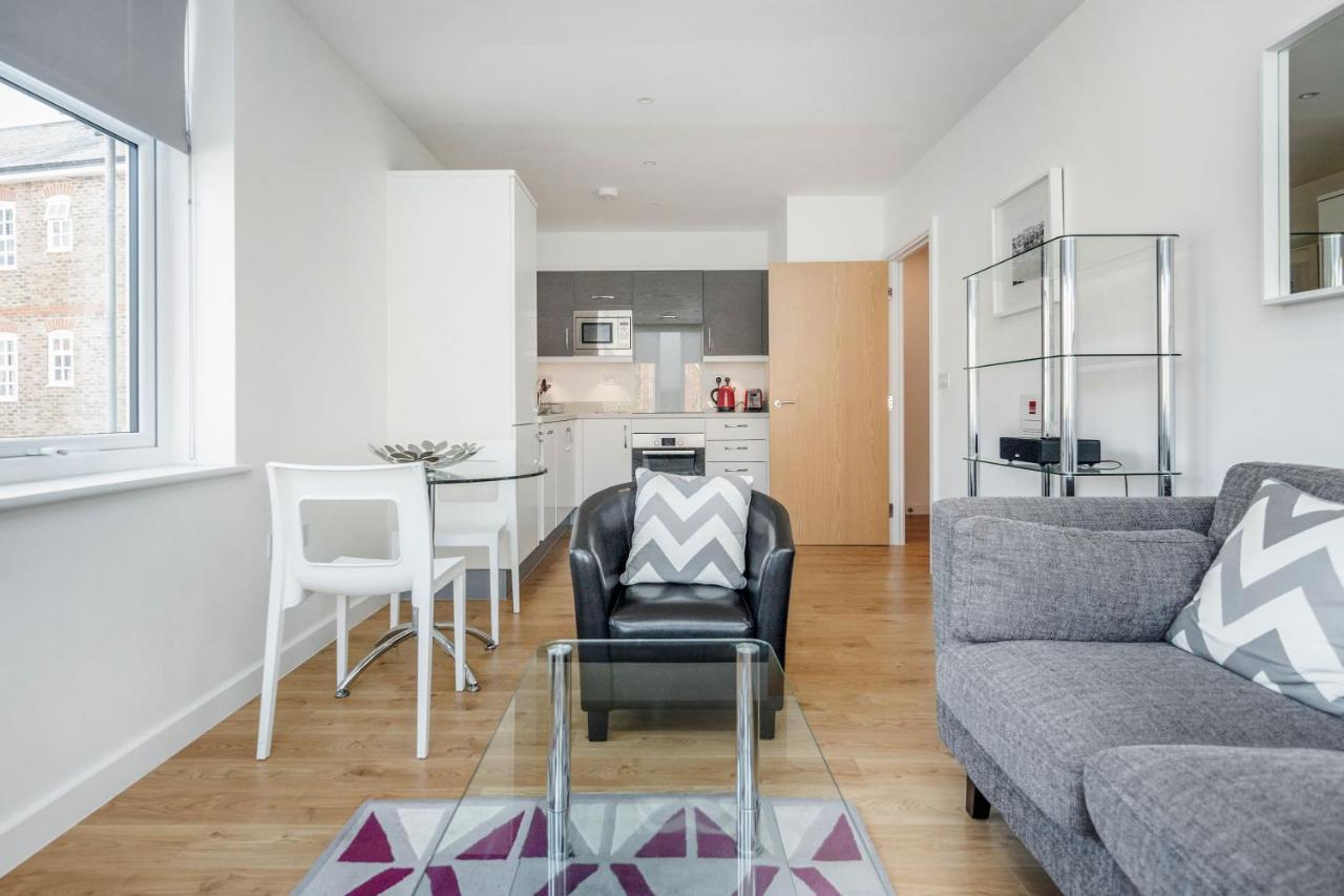 Roomspace Serviced Apartments - Swan House Leatherhead Extérieur photo