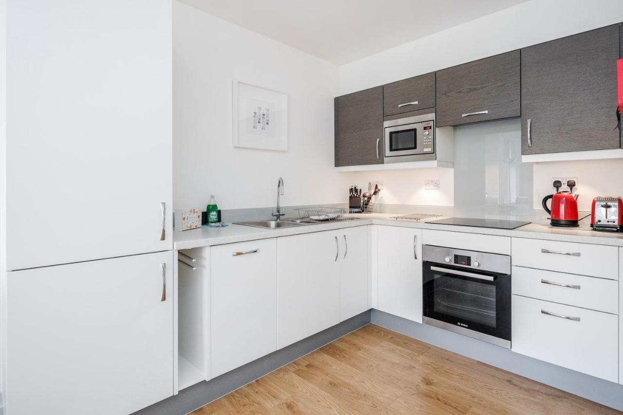 Roomspace Serviced Apartments - Swan House Leatherhead Extérieur photo
